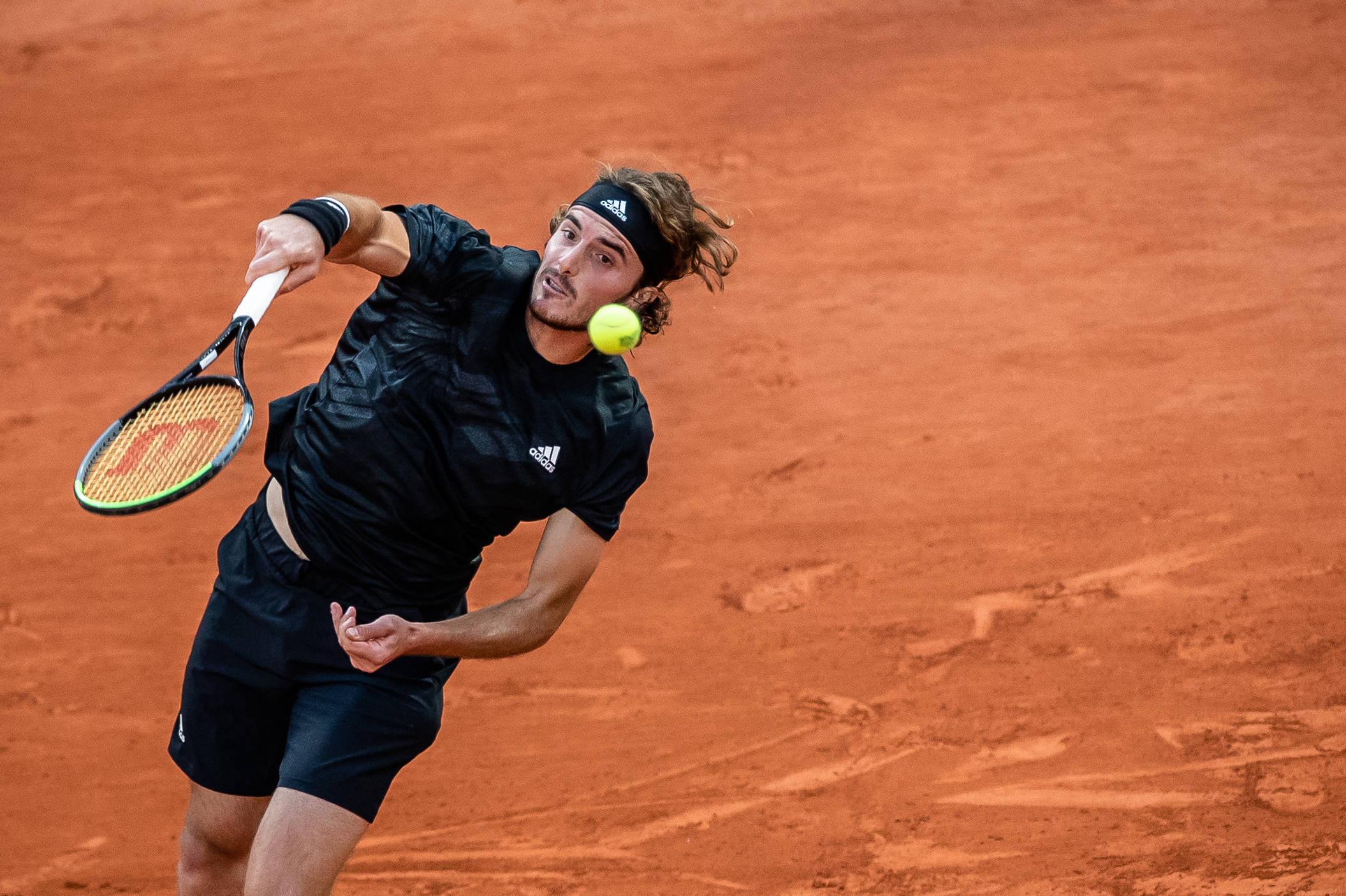 包含西班牙网球队轻取法国网球队，西西帕斯关键制胜的词条