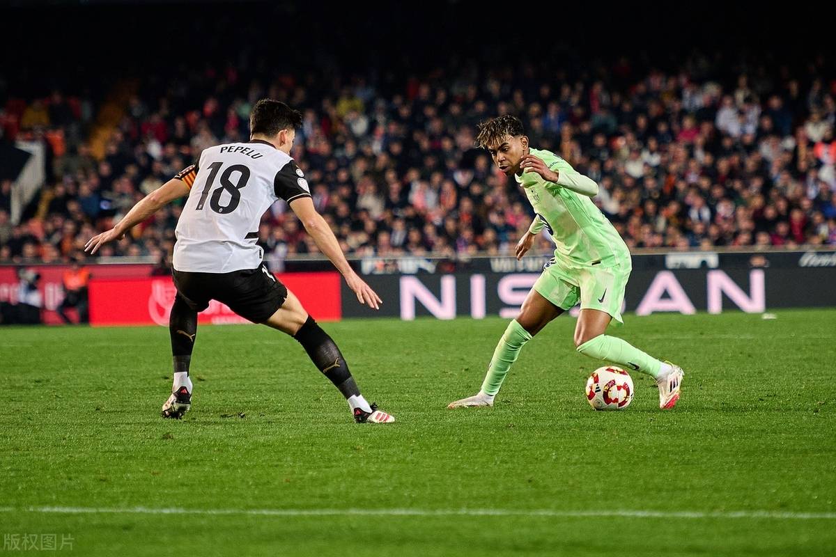 包含意大利完胜AC米兰，托雷斯完成帽子戏法的词条