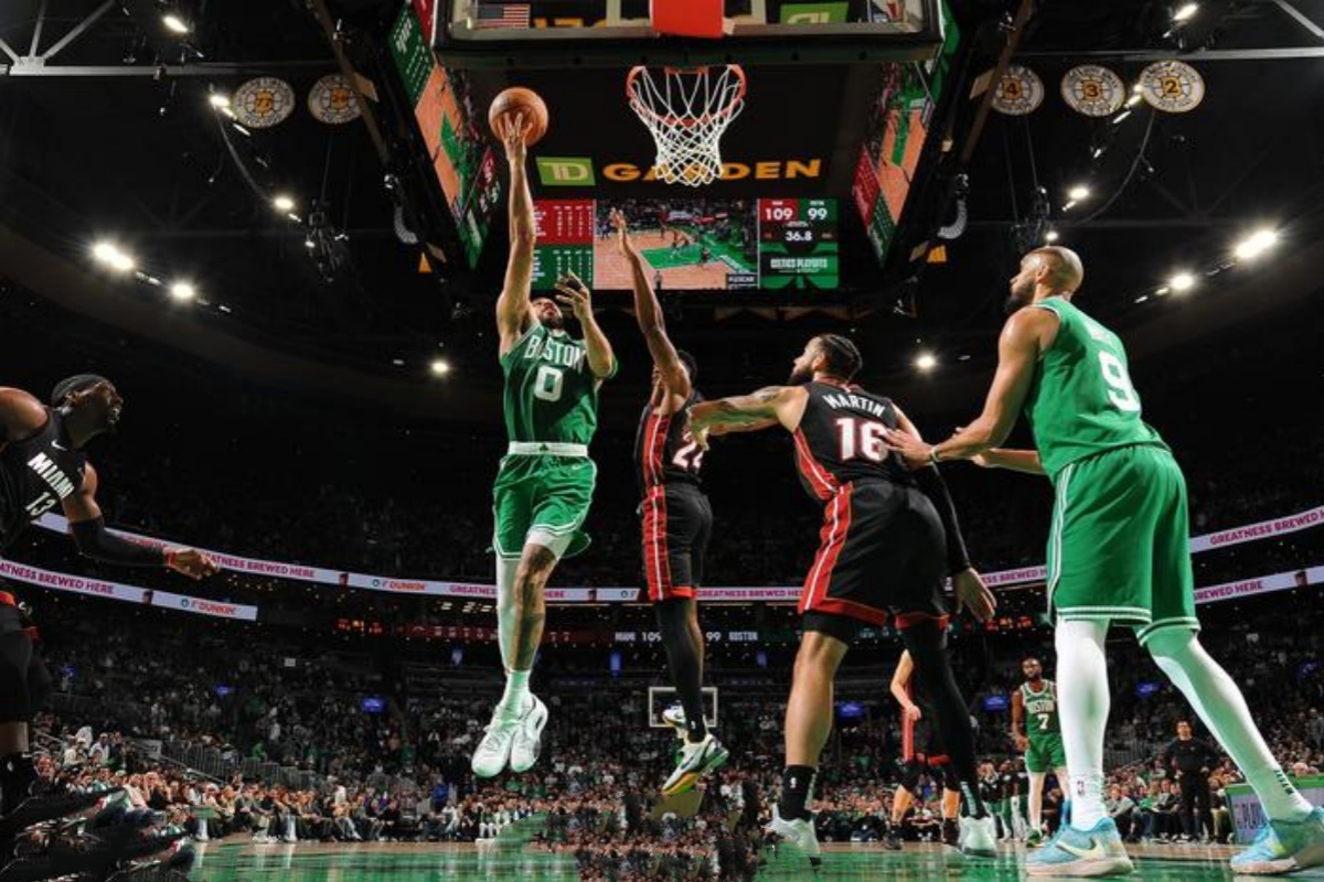 雄鹿碾压凯尔特人，阿德巴约送出助攻的简单介绍