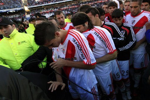 关于传统劲旅再丢主场，球迷控诉教练无能的信息