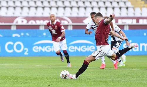 都灵球迷赴客场助威，壮观气氛震撼的简单介绍