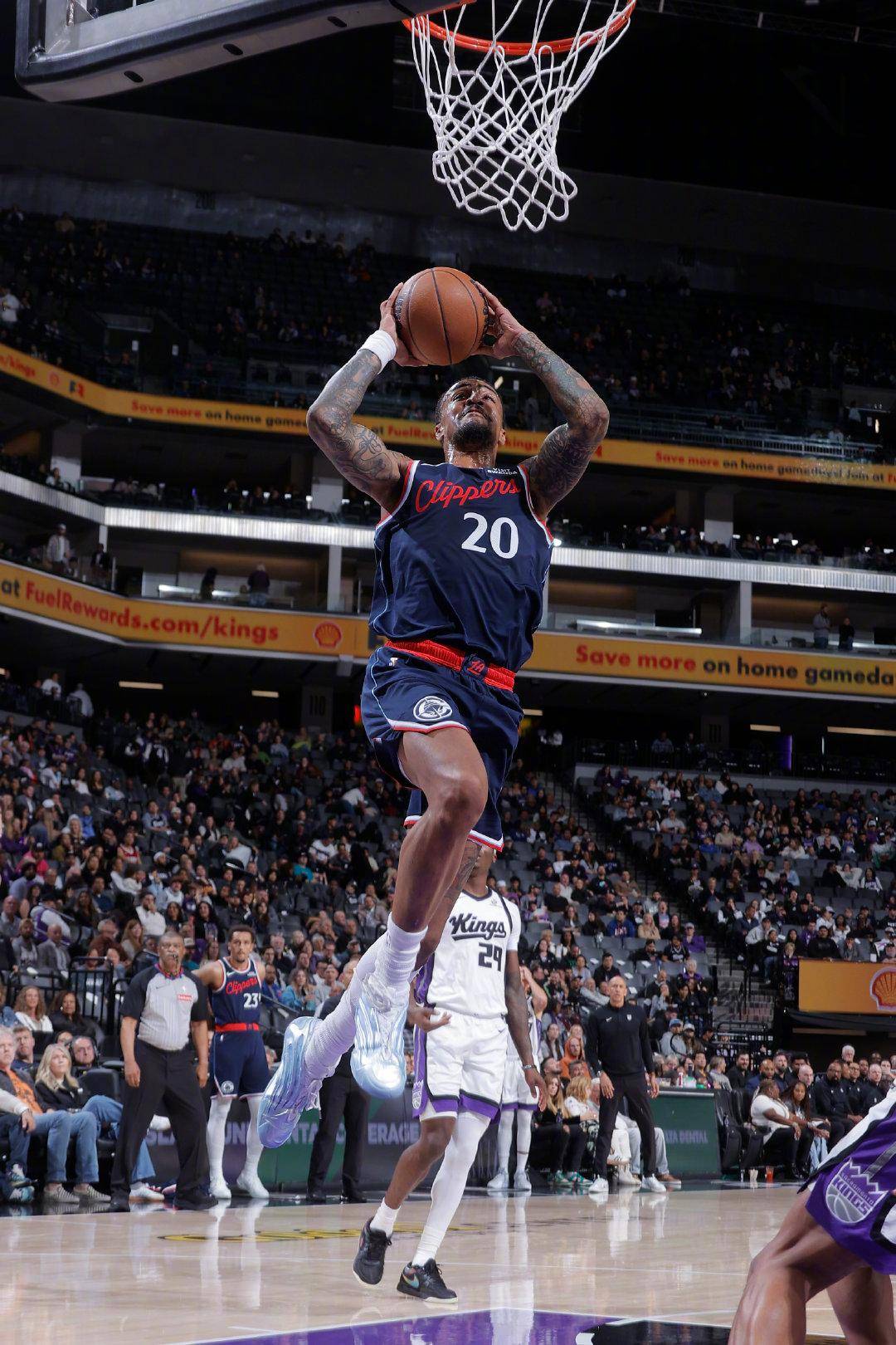 快船球员连续两场砍下+，强势登顶得分榜的简单介绍