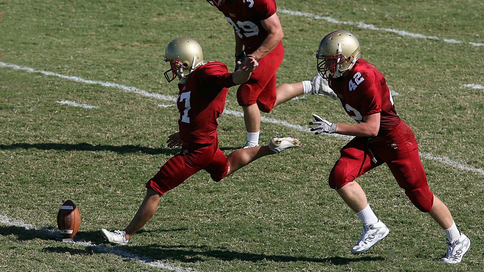 赛道上的逆袭,周冠宇鏖战红牛二队,法拉利引擎轰鸣中的东方光芒